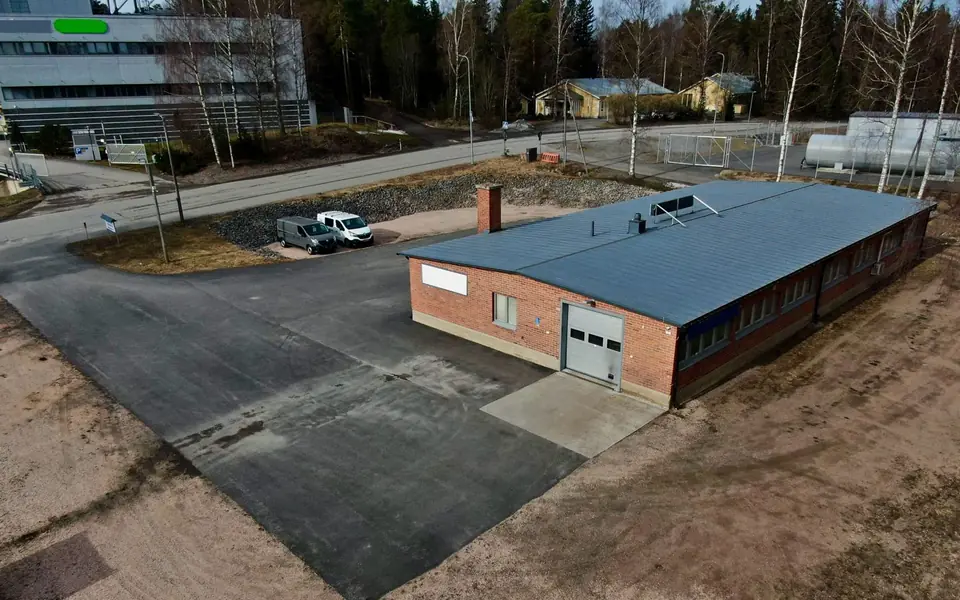 Flygbild över hallen på Cirkelvägen 5 med parkering