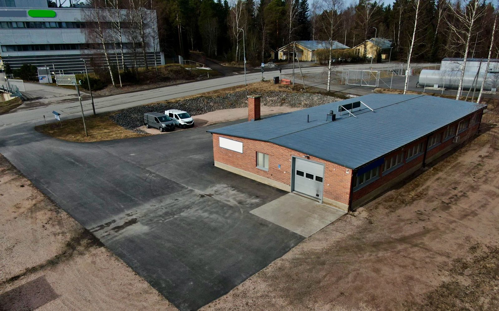 Flygbild över hallen på Cirkelvägen 5 med parkering