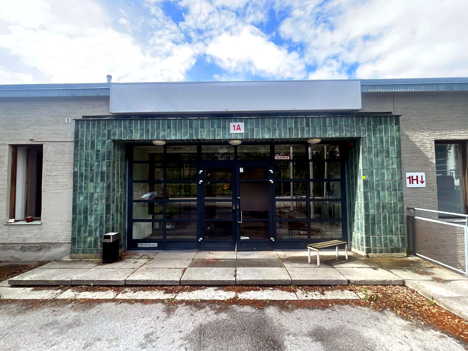 Ingång 1A till NN-byggnaden på Muottitie 1