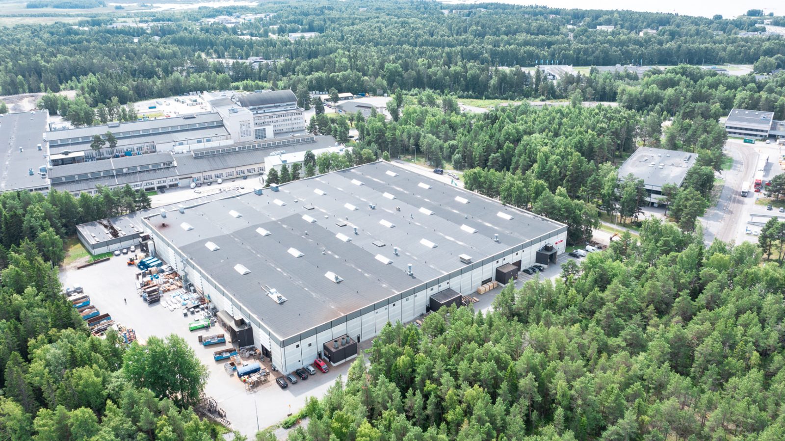 Flygbild över produktionshallen i Strömberg Park