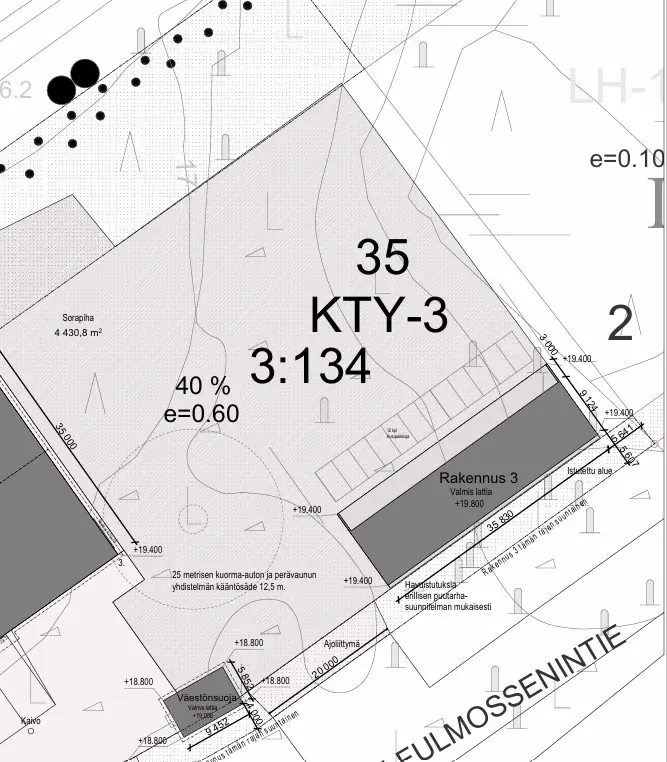 Situationsplan över tomten intill riksväg 8 i Korsholm