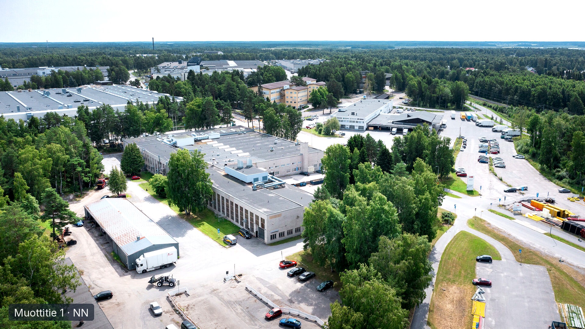Flygbild från annat håll över NN-byggnaden i Strömberg Park