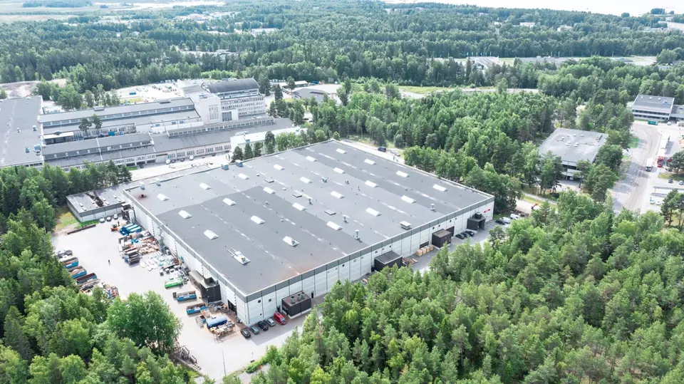 Flygbild över produktionshallen i Strömberg Park