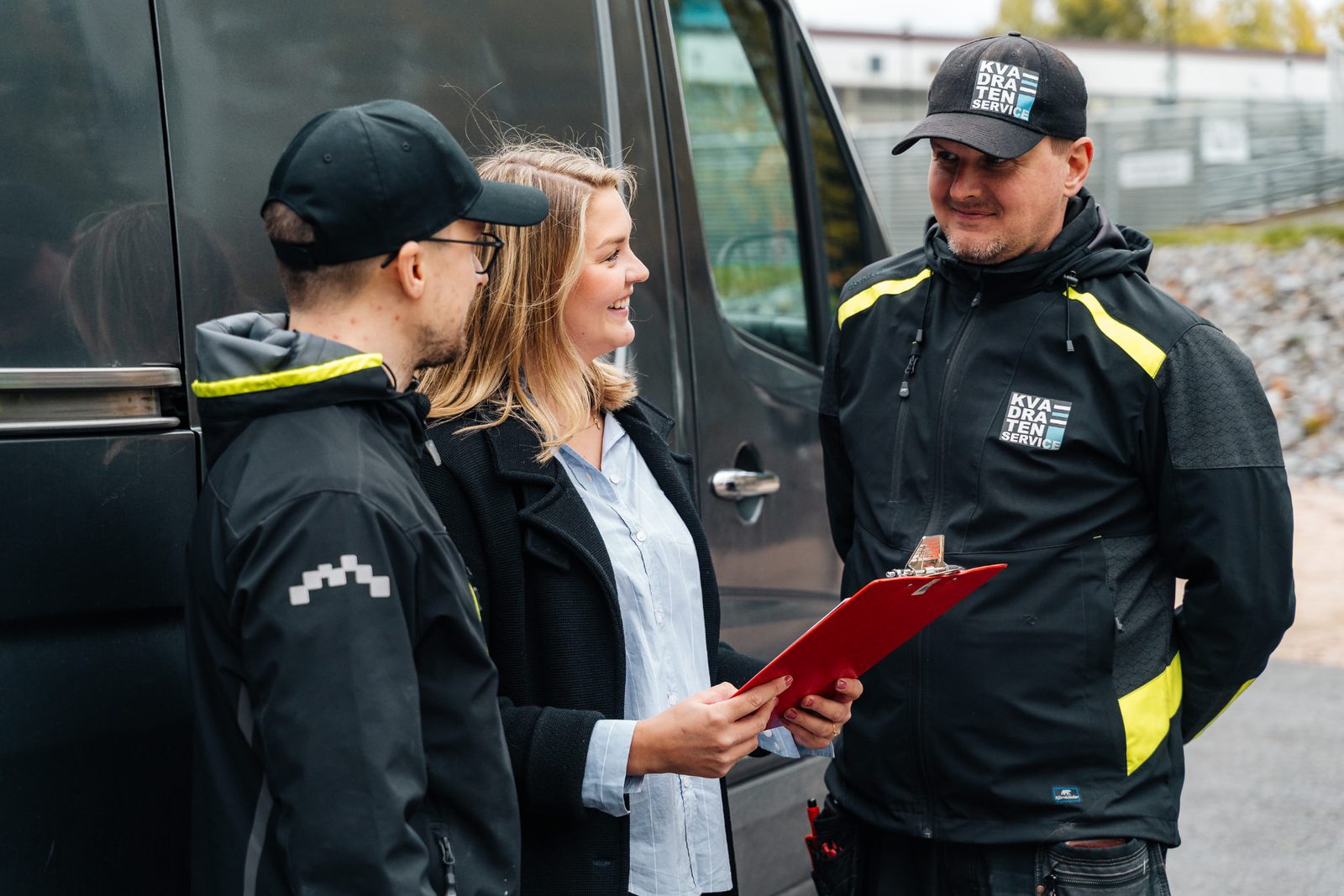 Kvadratenin tiimi keskustelee huoltoauton äärellä