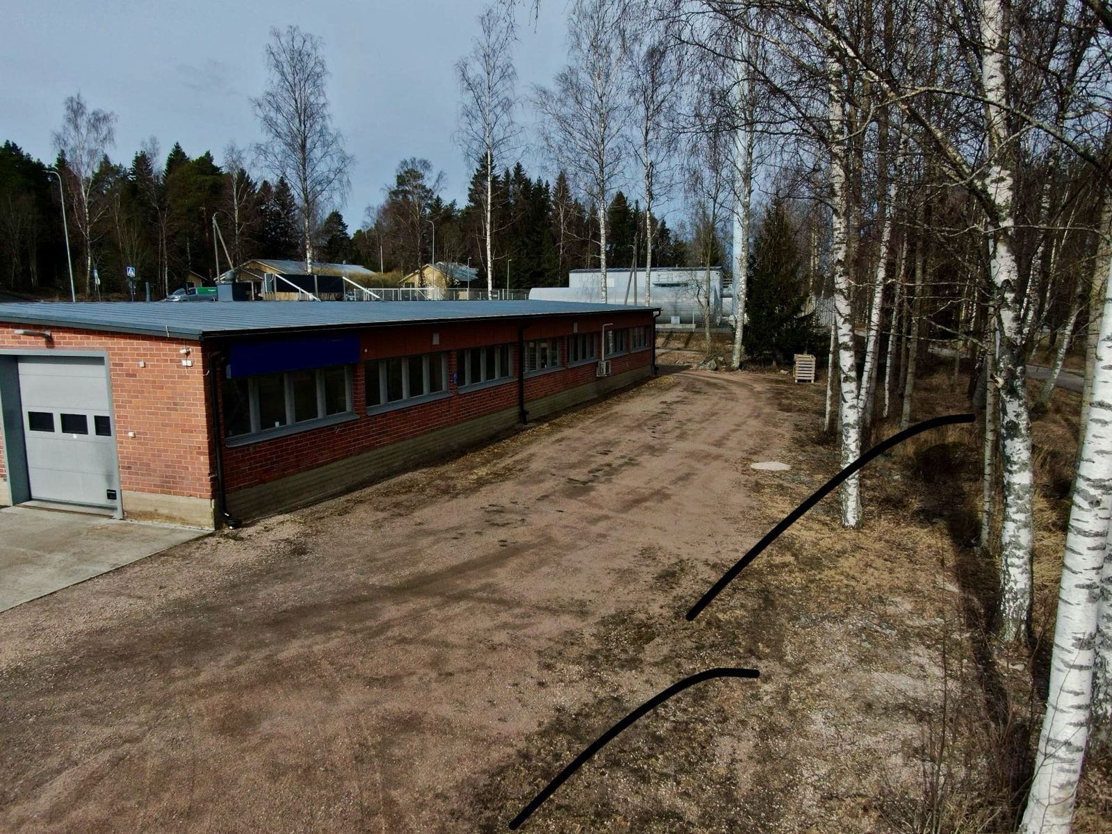 Hallin pitkä sivu ja nosto-ovi, Silmukkatie 5